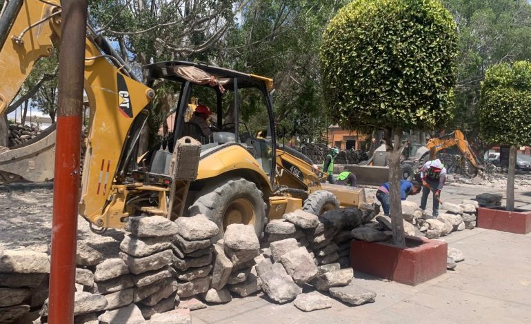  Con maquinaria pesada retiran y destruyen adoquín de San Miguelito