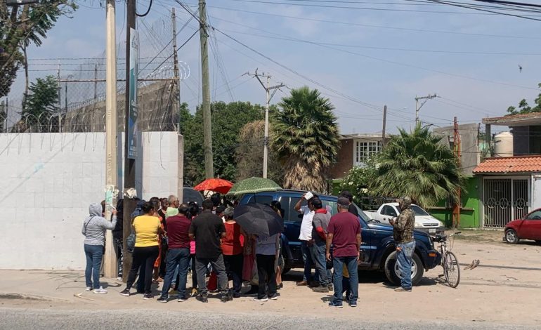  Vecinos y escuela disputan terreno ejidal en la colonia Villas del Morro