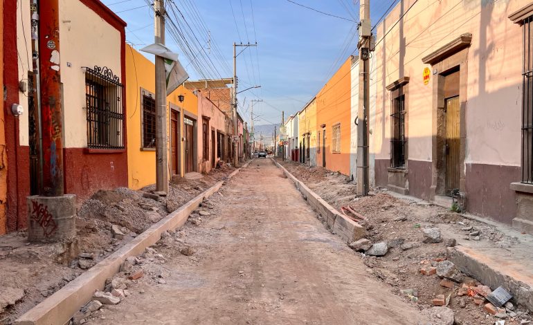  Vecinos del Barrio de San Miguelito, hartos del atraso en obras
