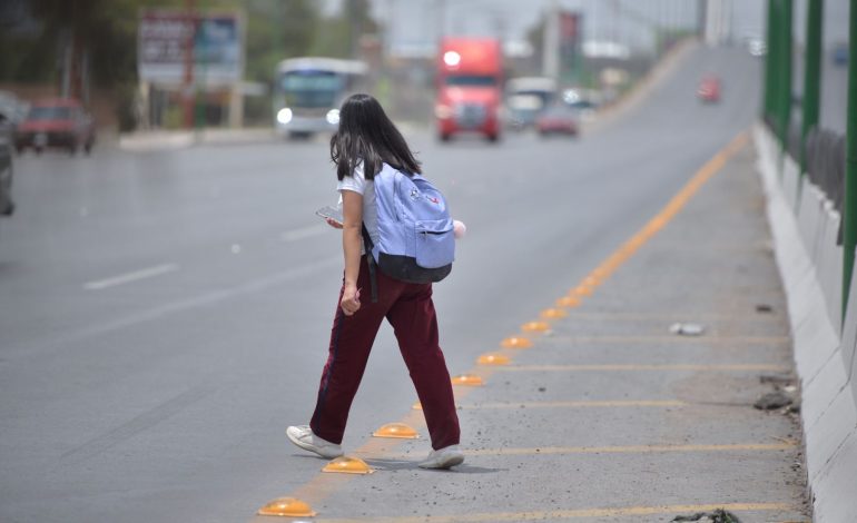  Familias arriesgan su vida para cruzar el nuevo puente de Quintas de la Hacienda