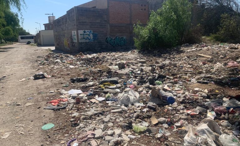  (VIDEO) Utilizan basurero clandestino para asaltar frente a residencial de Soledad