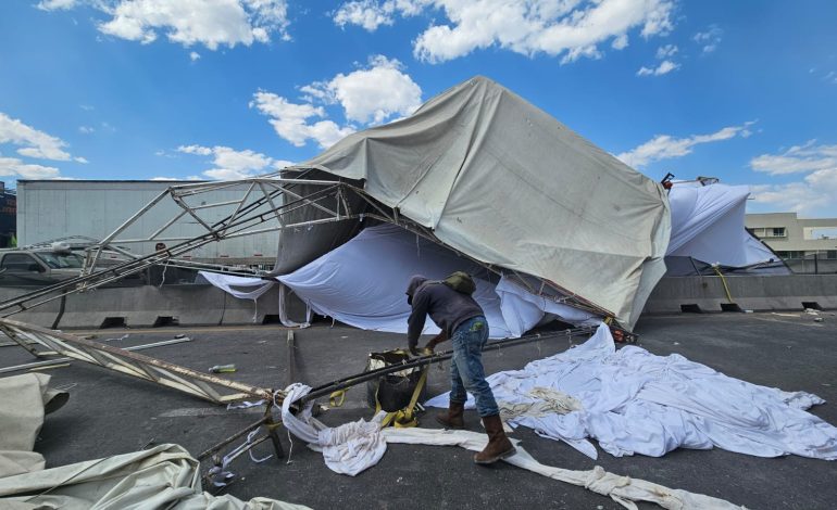  (VIDEO) Cae toldo de Gobierno en bulevar Rocha Cordero; causa daños materiales