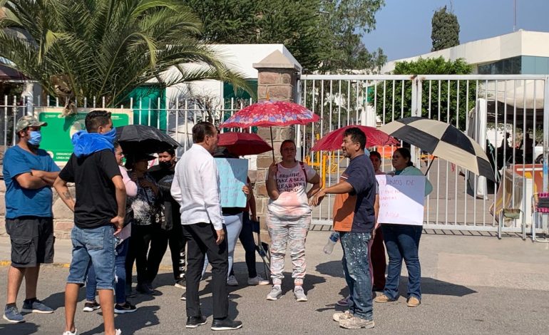  (VIDEO) Habitantes de Las Flores cierran calles y puertas del Interapas ante falta de agua