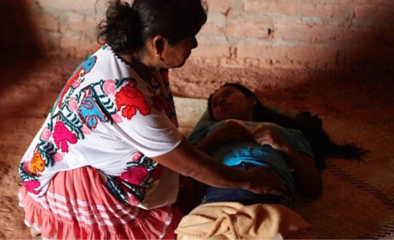  Médicos y parteras tradicionales exigen frenar publicación de reformas que invaden su profesión