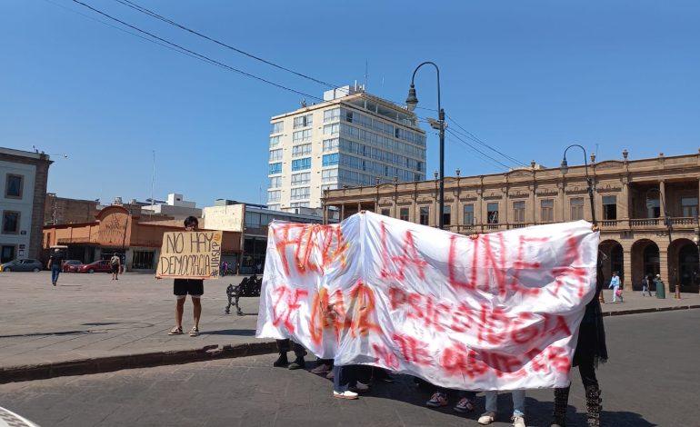  Estudiantes se manifiestan durante elección de directores en la UASLP