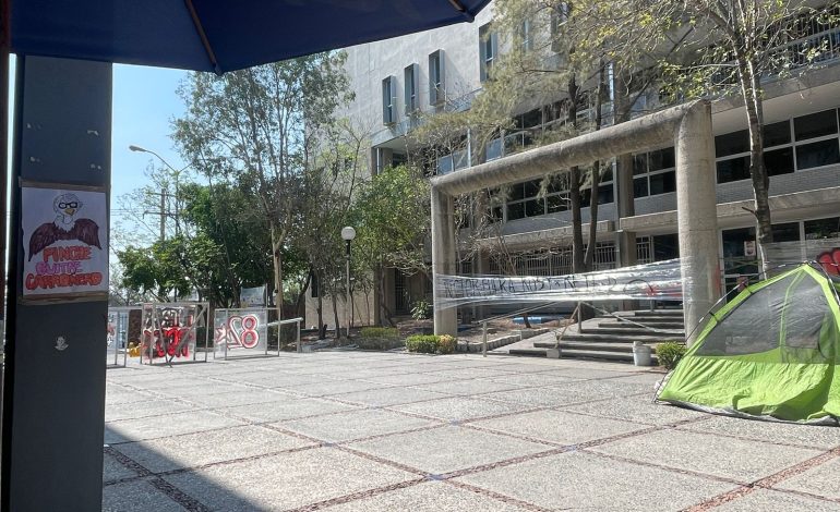  Plantón en el Hábitat-UASLP se mantendrá hasta que renuncie la directora: estudiantes