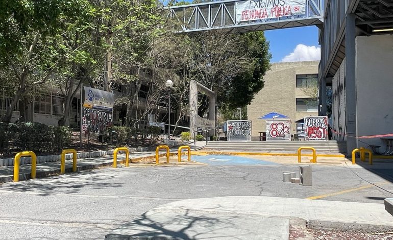  (VIDEO) Plantón en la UASLP desata disputas entre autoridades escolares y manifestantes