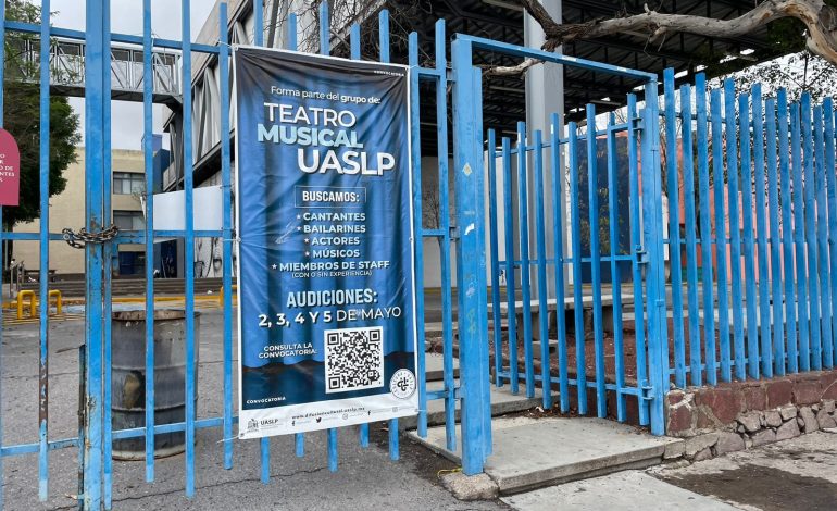  Alumnos del Hábitat UASLP retiran plantón; directora estará a prueba un año