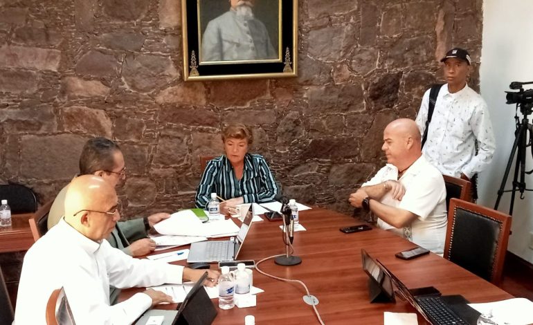  Discusión entre diputado y asesor interrumpen sesión en el Congreso