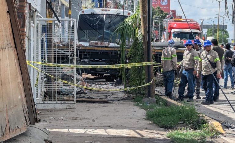  (VIDEO) Disputa entre chóferes termina en choque a vivienda en la 57