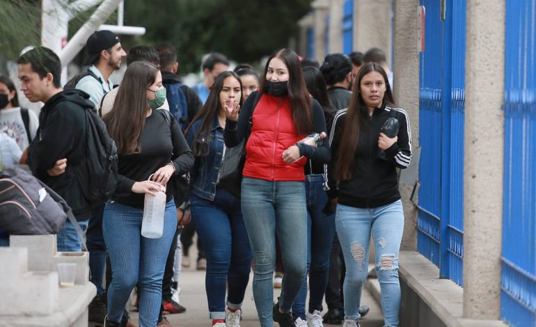  Gobierno de SLP ofrece becas a estudiantes de nivel medio superior para continuar sus estudios