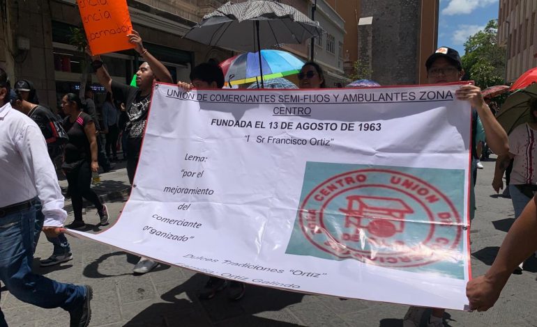  Comerciantes protestan en las calles por aumento desmedido en costos en la Fenapo