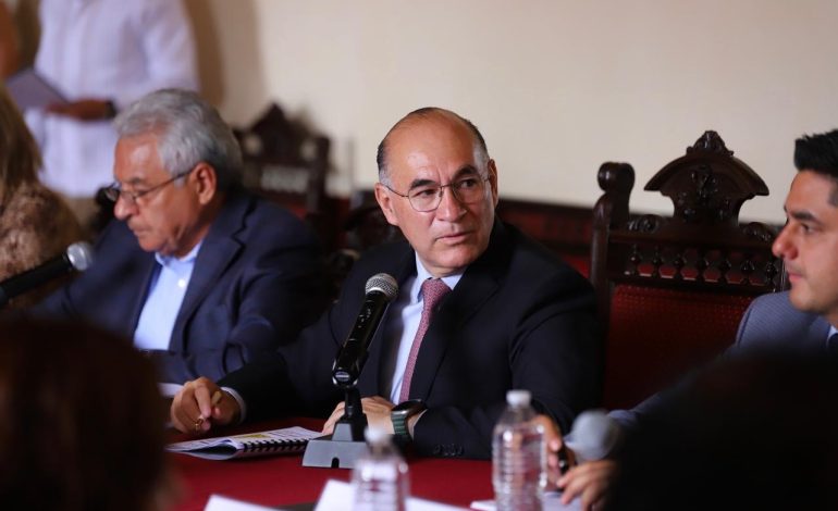  Regidor panista critica viaje de Enrique Galindo a Colombia