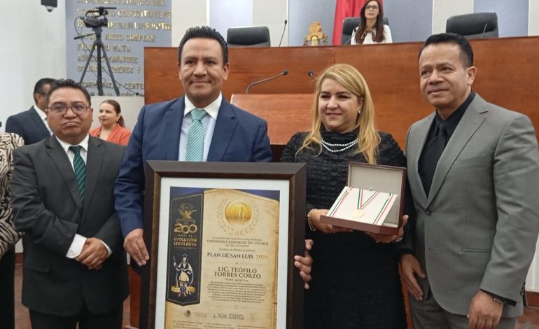  Entregan presea Plan de San Luis a Teófilo Torres Corzo