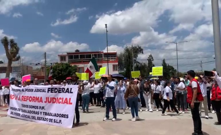  (VIDEO) Trabajadores del PJF marchan en SLP y exigen apoyo estatal contra la reforma judicial