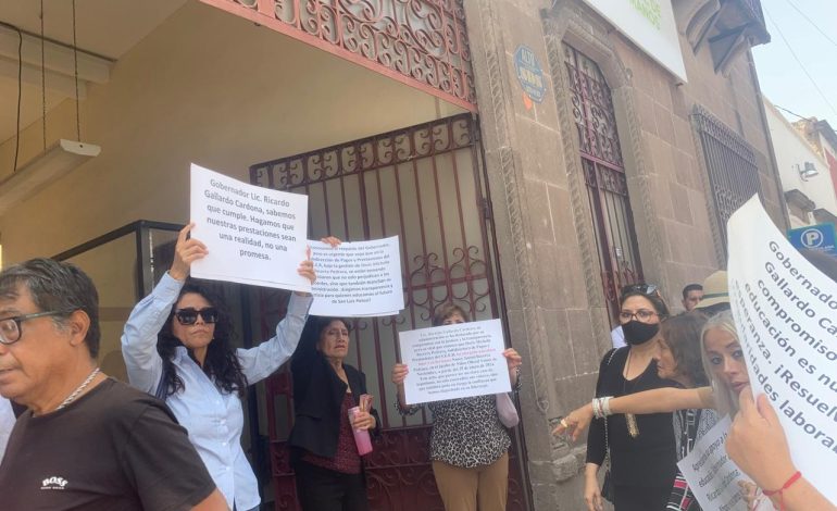 Maestros de la Becene se manifiestan por impago de salarios y maltrato laboral