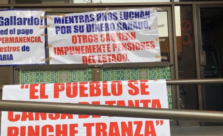  Maestros de Telesecundaria toman oficinas de Pensiones y SEGE en protesta por adeudos y laudos
