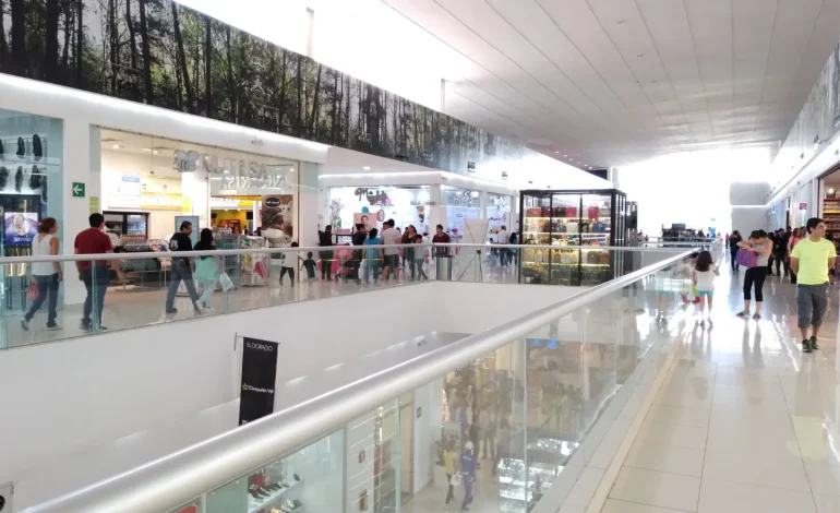  Investigan caída de empleada en Plaza El Dorado