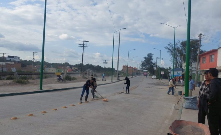  Vecinos de la zona norte salen a limpiar sus avenidas ante el olvido del Ayuntamiento de SLP