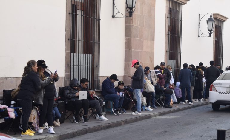  Decenas de potosinos acampan por boletos para ver a Luis Miguel