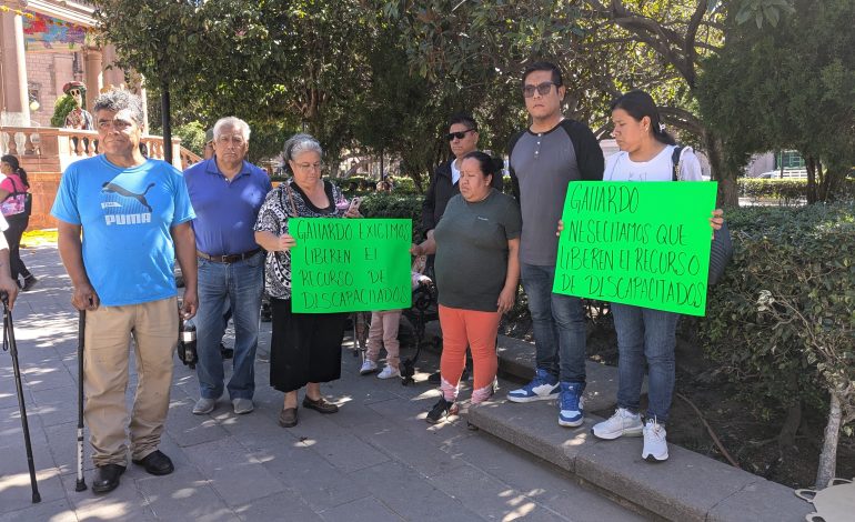  Personas con discapacidad protestan en Palacio de Gobierno el atraso en programas de pensiones