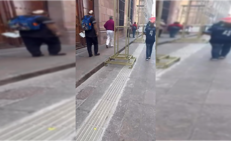  Adornos navideños bloquean líneas podotáctiles del Centro Histórico
