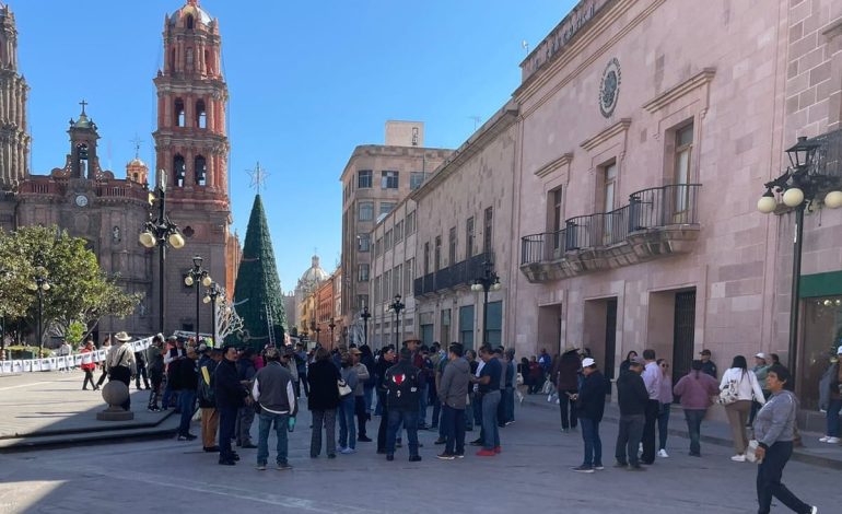  Protestan policías jubilados por retrasos en pagos de pensiones