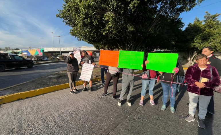  Vecinos de Constituyentes protestan en la UAM por desatención en colapso del drenaje