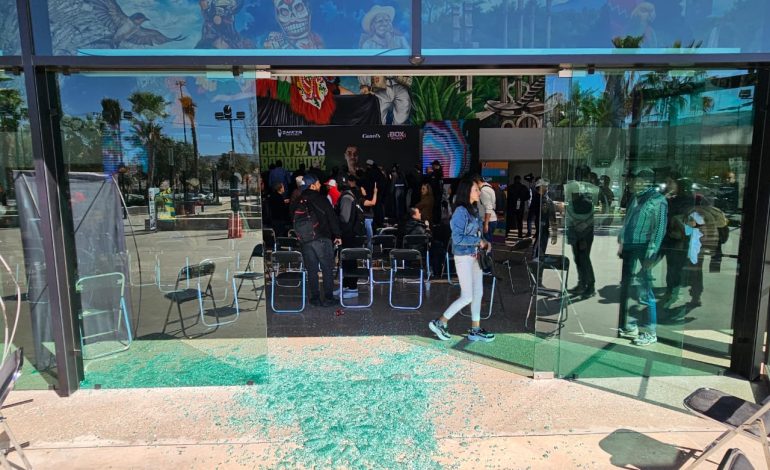  En pleno evento se quiebra puerta de cristal en la Arena Potosí