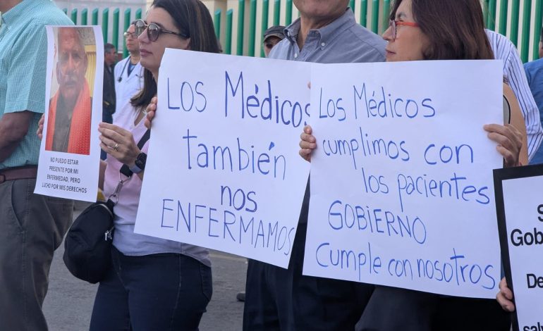  Médicos jubilados logran acuerdos iniciales con el Gobierno de SLP