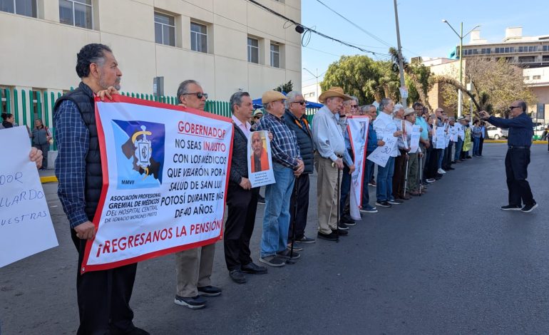  Médicos jubilados del Hospital Central se manifiestan por impago de sus pensiones