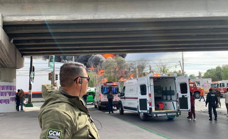  Video | Fuego desbordado, bomberos logran mitigar incendio pese a limitaciones