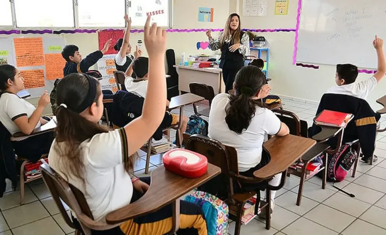  Anuncia Gobierno seguro de vida y gastos médicos para estudiantes de nivel básico