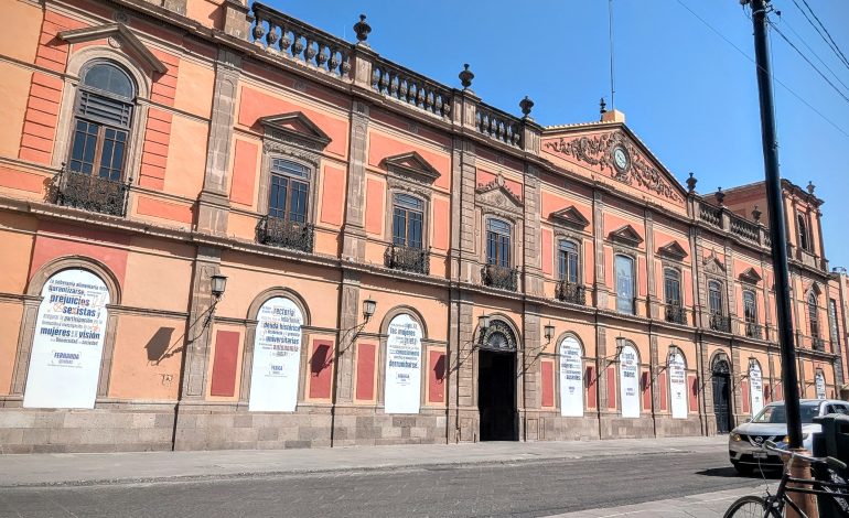  Blindan el Edificio Central con frases de mujeres destacadas de la UASLP