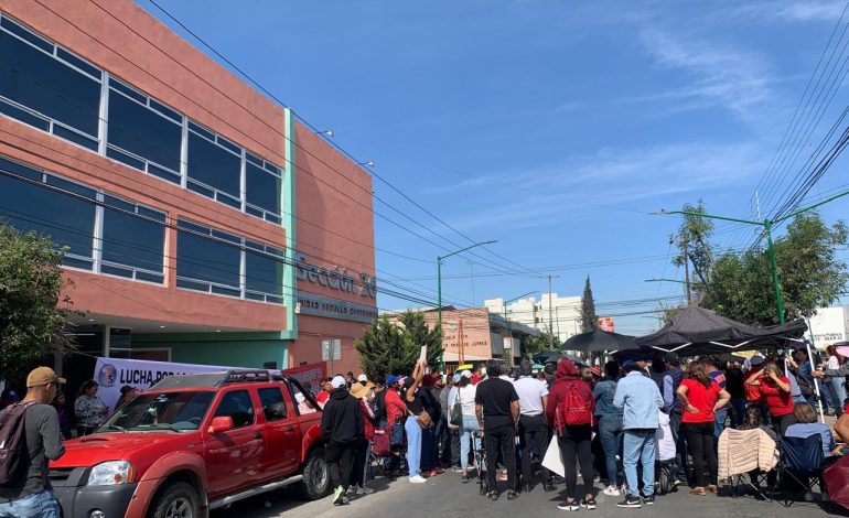  Docentes de telesecundarias toman Himno Nacional por impago de prestaciones