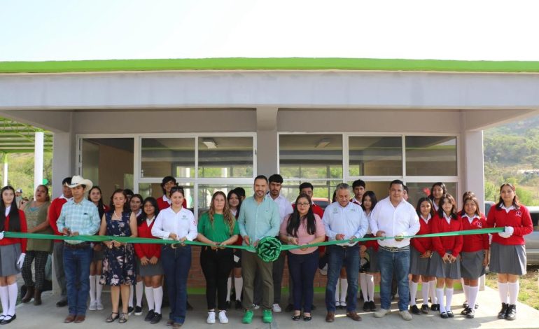  El PVEM inaugura y entrega obra educativa financiada con recursos municipales en Alaquines