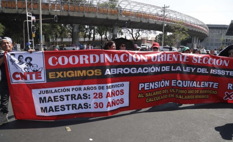  Maestros del CNTE se manifiestan en defensa de su jubilación