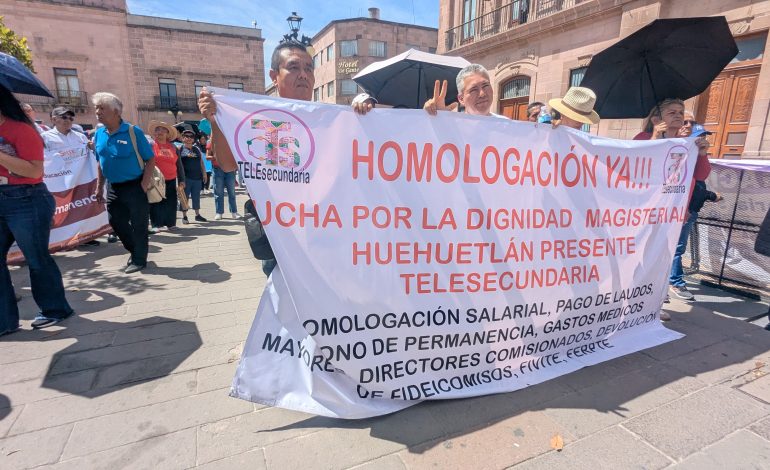  Maestros de telesecundaria marchan para exigir homologación salarial y pago de adeudos