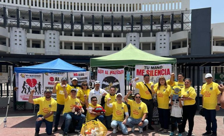  Padres de familia se manifiestan contra el maltrato infantil