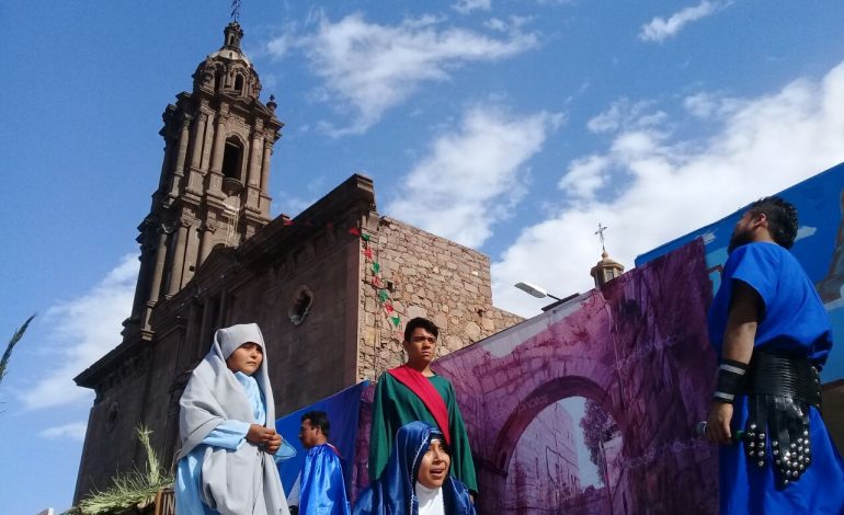  Con dádivas, inmobiliaria busca simpatía de habitantes de San Juan de Guadalupe