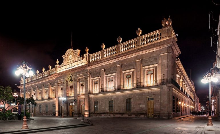  Acusan al Gobierno Estatal de colgarse del alumbrado público