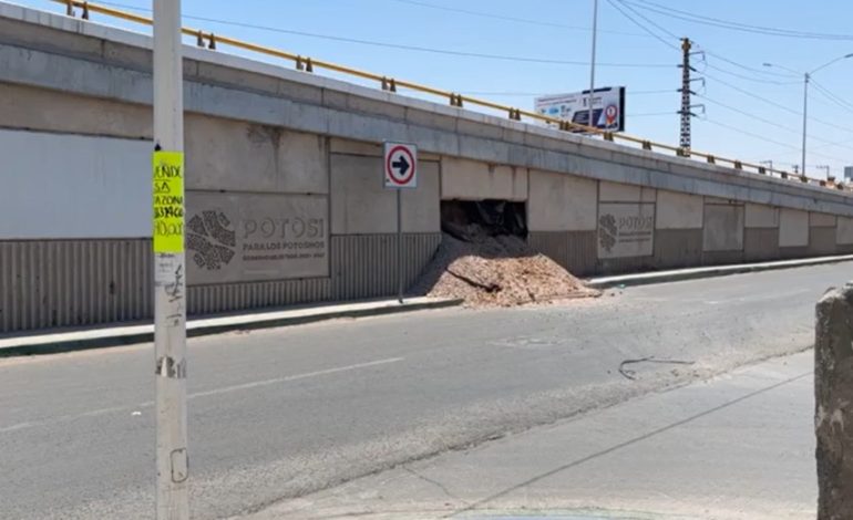  A un año de su inauguración, colapsa muro de puente vehicular de Prados