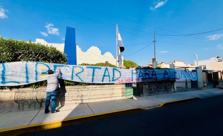  Protestan en consulado de El Salvador por detención arbitraria de egresado de la UASLP