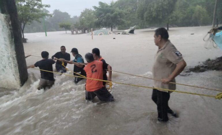  Por lluvias, evacuan a más de 300 personas en la Huasteca Potosina