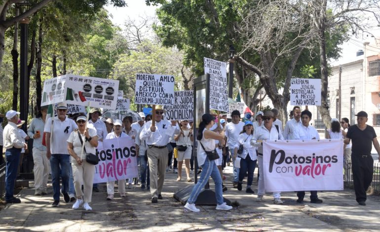  En plena jornada electoral ciudadanos marchan contra la elección judicial en SLP