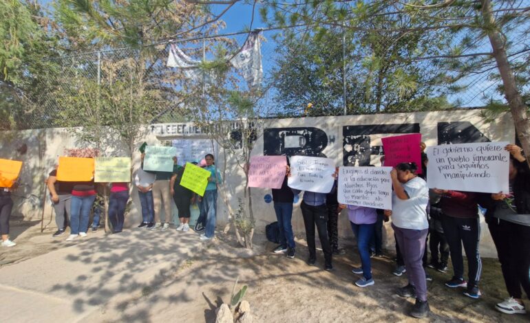  Padres de familia toman telesecundaria en Soledad por falta de docentes