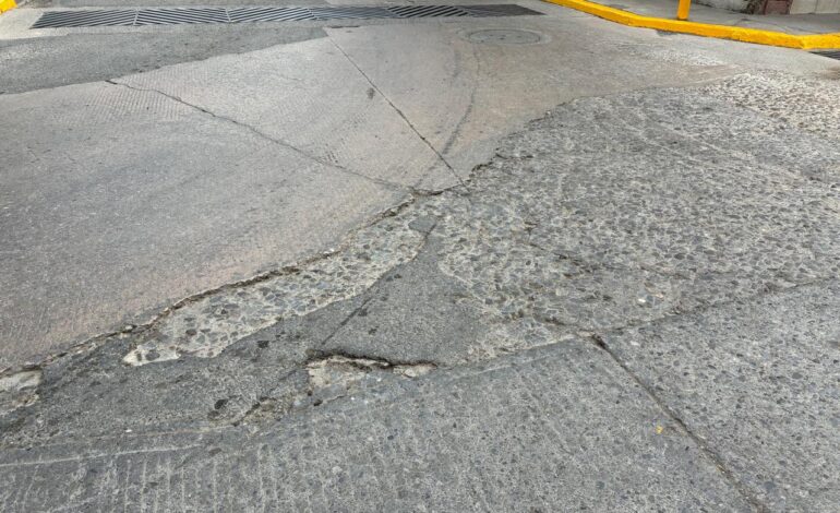  Galindo acusa a vecinos de contribuir a la proliferación de baches en SLP
