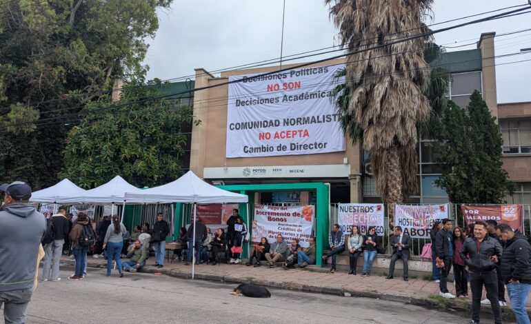  Continúa plantón en la Becene por cambio de director y demandas laborales