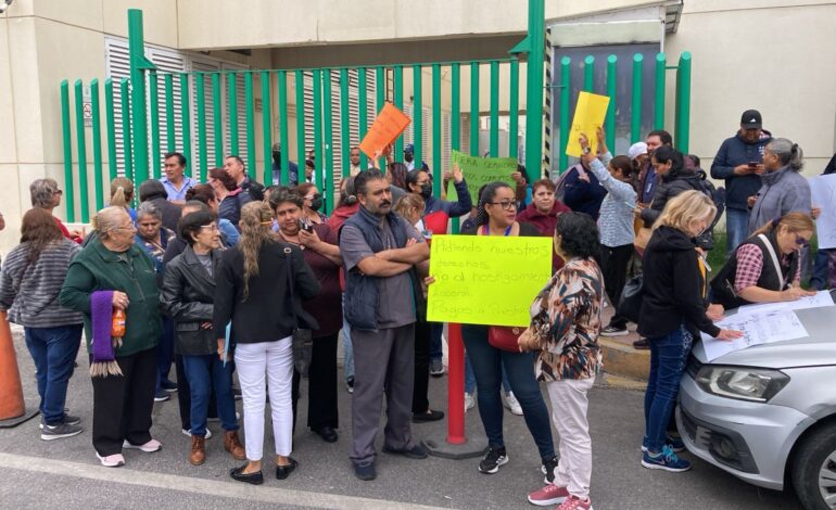  Trabajadores del Hospital Central protestan por compromisos laborales incumplidos