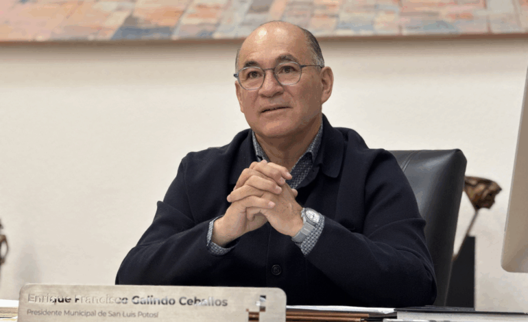  Galindo se compromete a apoyar a madre de policía desaparecido